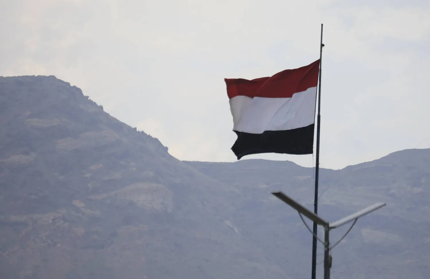 علم اليمن يرفرف على مسافة 110 أميال بحرية جنوب شرقي عدن (إ.ب.أ) 