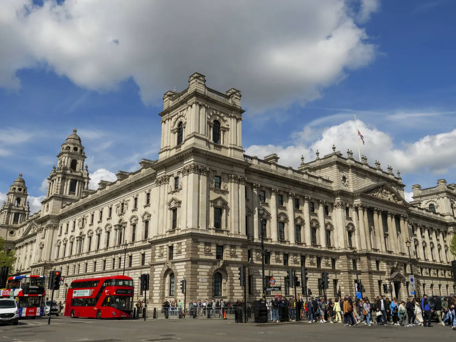 هيئة الإيرادات والجمارك الملكية ووزارة الخزانة البريطانية في وايتهول وسط لندن (غيتي)