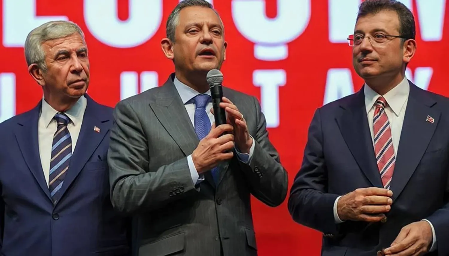 رئيس حزب الشعب الجمهوري أوزغور أوزيل يتوسط رئيس بلدية إسطنبول المحتجز أكرم إمام أوغلو ورئيس بلدية أنقرة منصور ياواش (موقع الحزب)