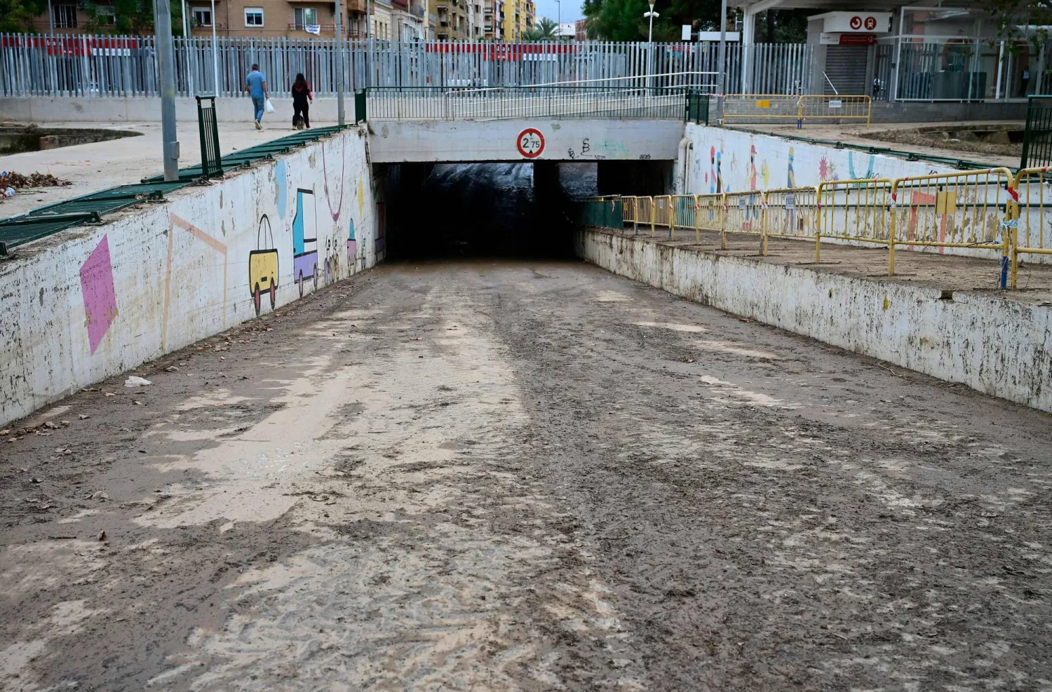 فيضانات فالنسيا أجلت مباراة في «لا ليغا» (أ.ف.ب)