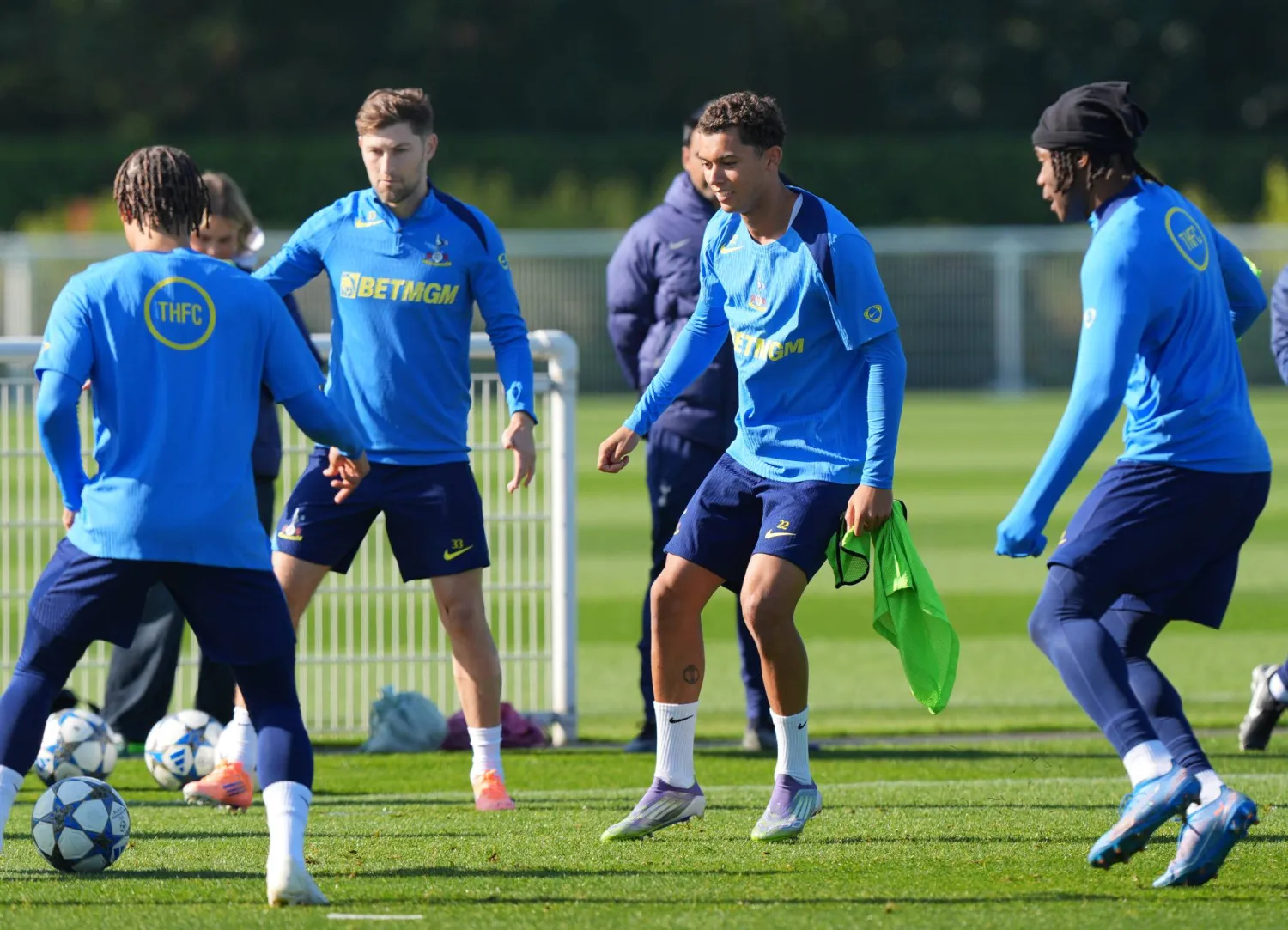 لاعبو توتنهام في التدريبات استعداداً للقاء بودو غليمت (د.ب.أ)