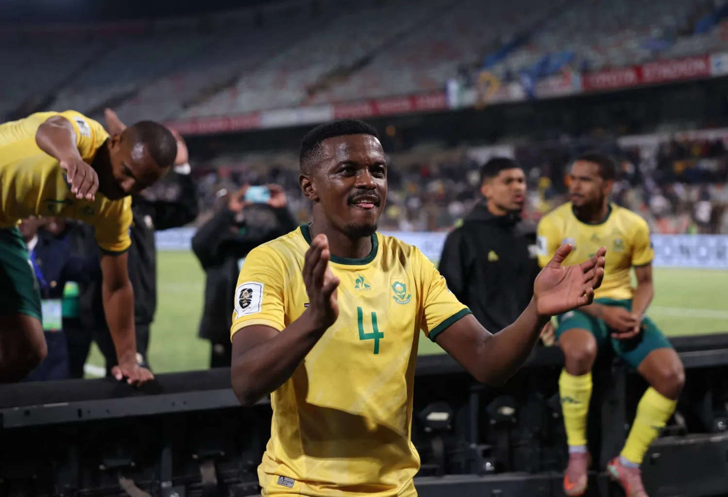 تيبوهو موكوينا لاعب جنوب أفريقيا (رويترز)