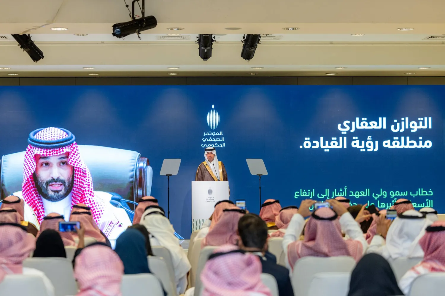 وزير البلديات والإسكان ماجد الحقيل يتحدث في المؤتمر (الشرق الأوسط)