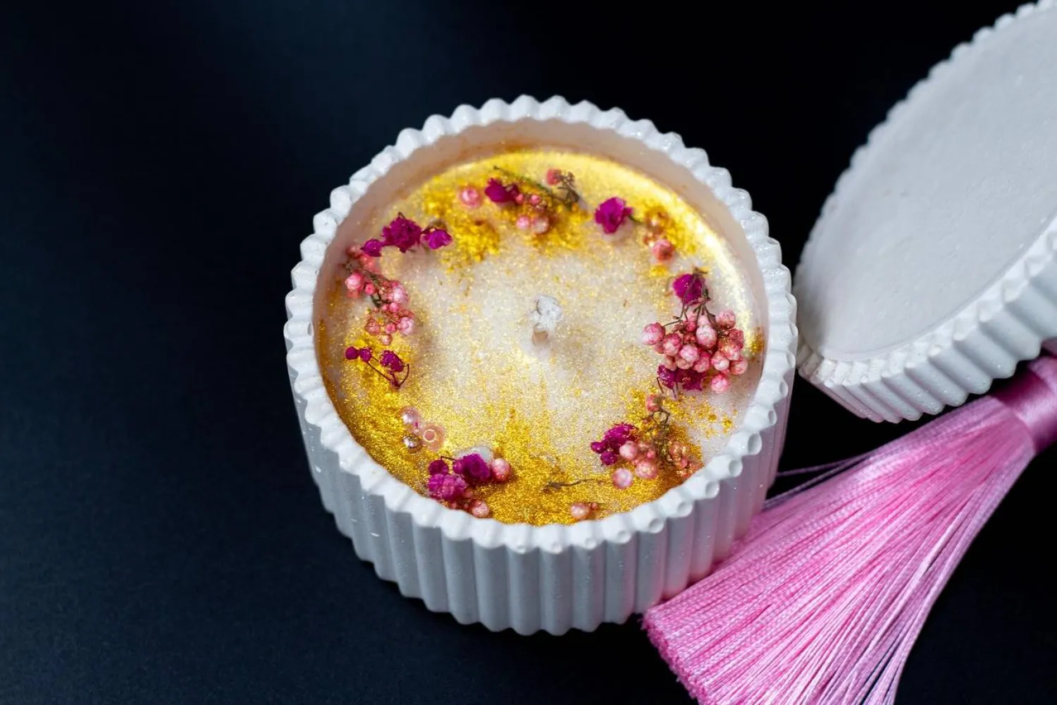 عند إشعال الشمعة المعطّرة تتحرّر مركّبات وروائح يمكن أن تهيّج الجهاز التنفسي حتى لدى أشخاص غير مصابين بالحساسية (بيكسباي)