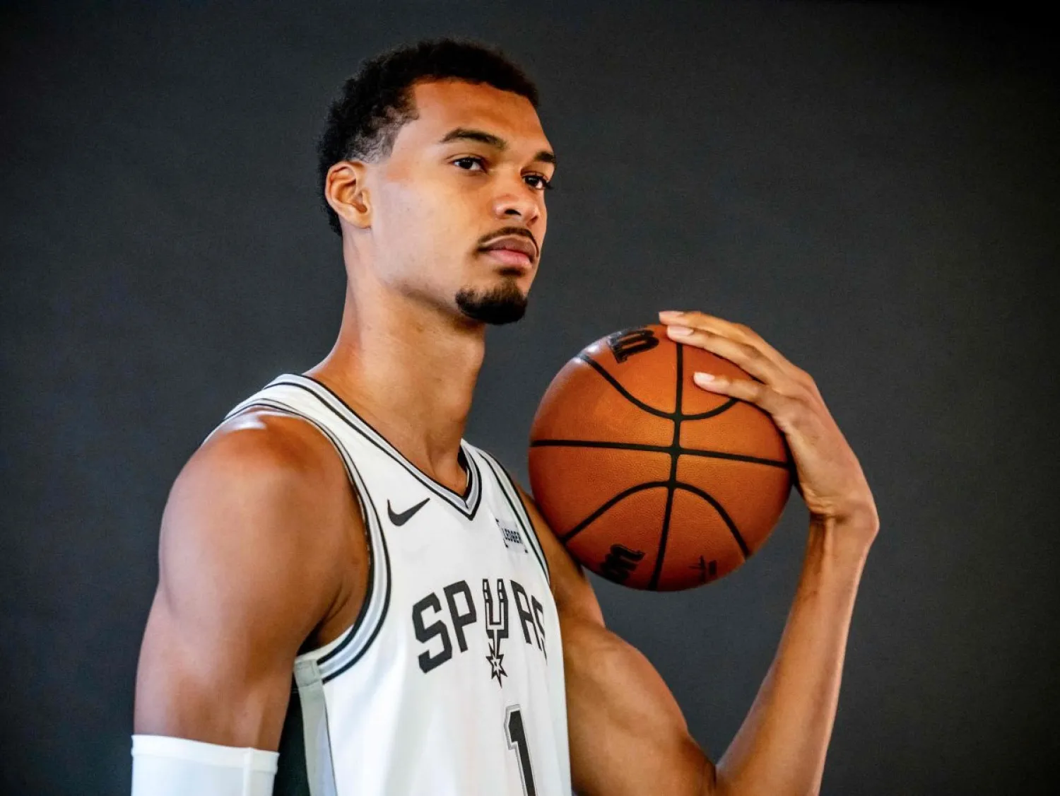 لاعب الارتكاز الدولي الفرنسي فيكتور ويمبانياما (أ.ف.ب)