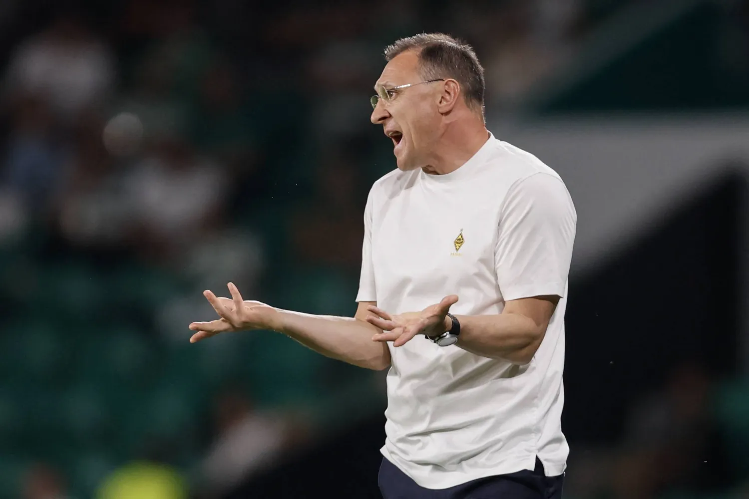 رافاييل أورازباختين مدرب كايرات الكازاخي (أ.ف.ب)