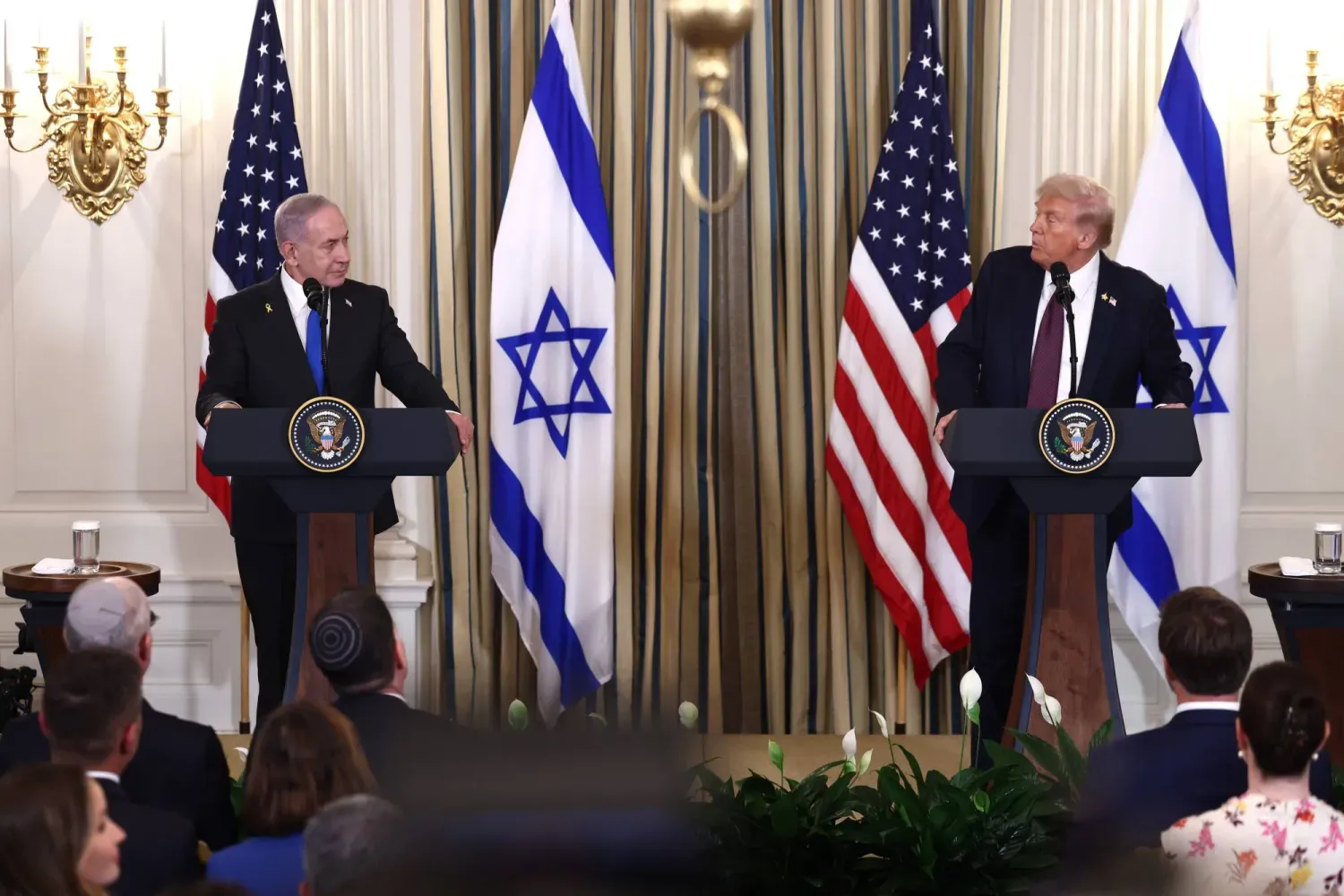 ABD Başkanı Donald Trump ve İsrail Başbakanı Binyamin Netanyahu, Beyaz Saray'da düzenlenen basın toplantısından bir kare (EPA)