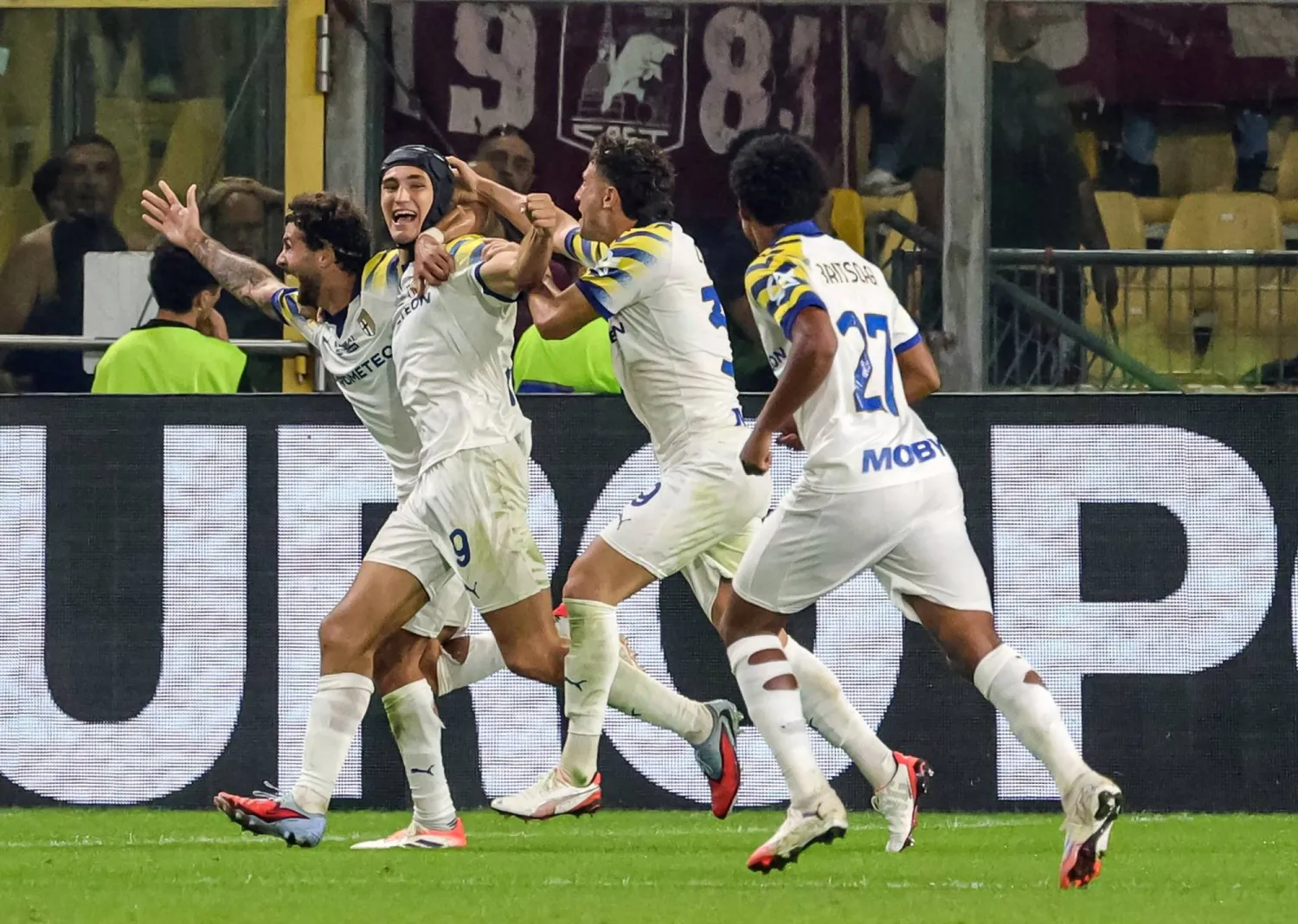 فرحة لاعبي بارما بأول فوز هذا الموسم (إ.ب.أ)