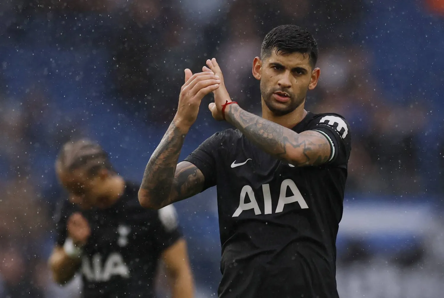 المدافع كريستيان روميرو سيغيب عن توتنهام (رويترز)