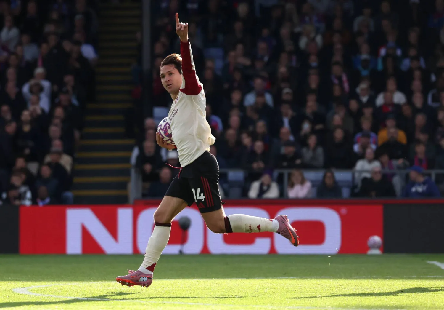 فيديريكو كييزا سيغيب عن صفوف ليفربول (إ.ب.أ)