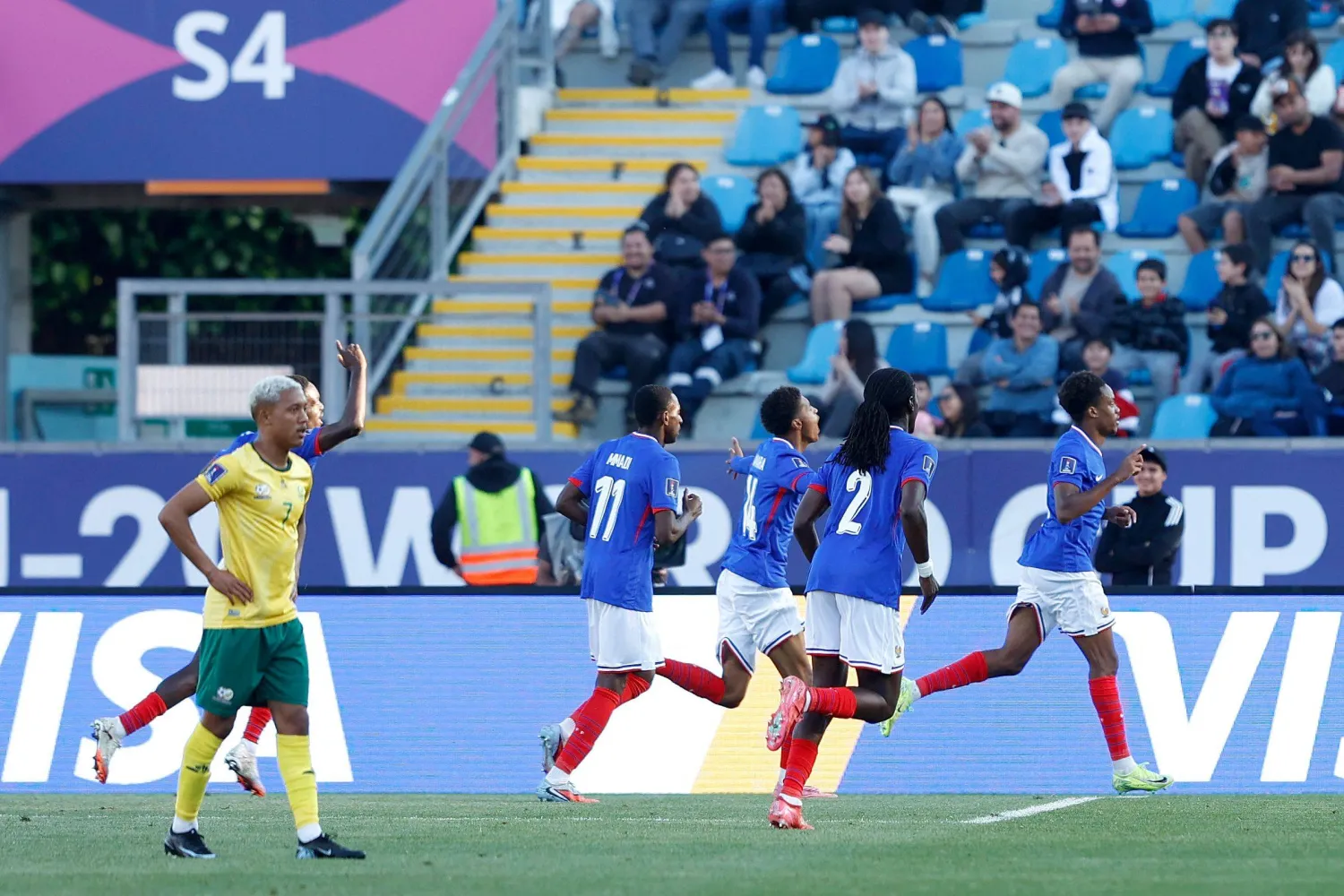 المنتخب الفرنسي يحتفل بفوزه على نظيره الجنوب أفريقي (أ.ف.ب)