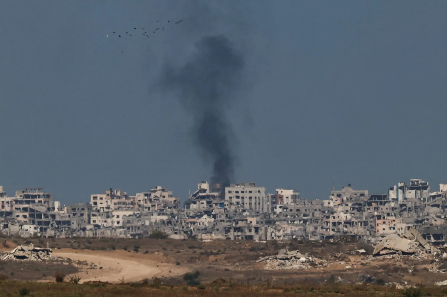 تصاعد الدخان من غزة كما يظهر من الجانب الإسرائيلي للحدود يوم الاثنين (رويترز) 