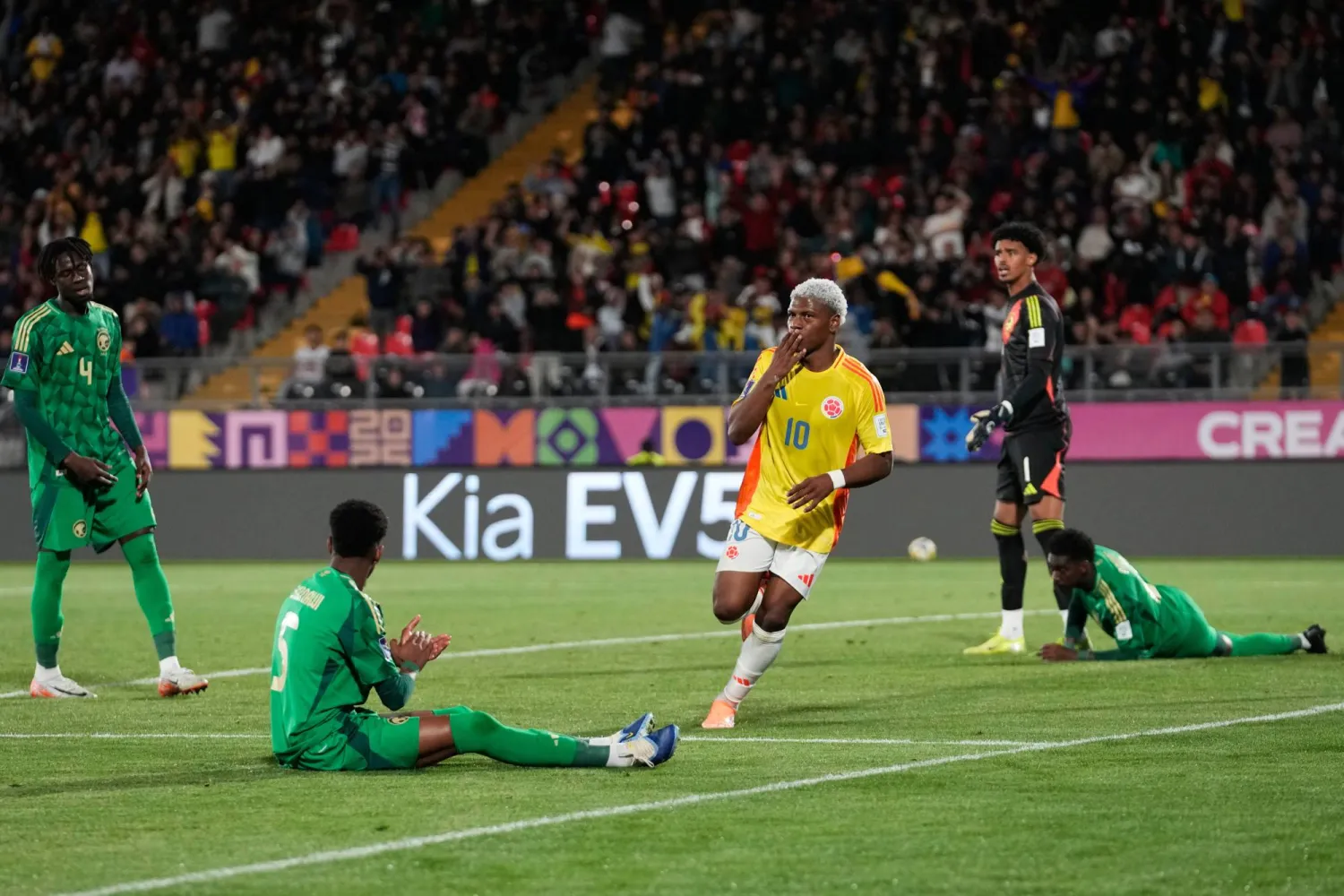 فرحة بيريا بهدفه الوحيد في شباك الأخضر (أ.ب)