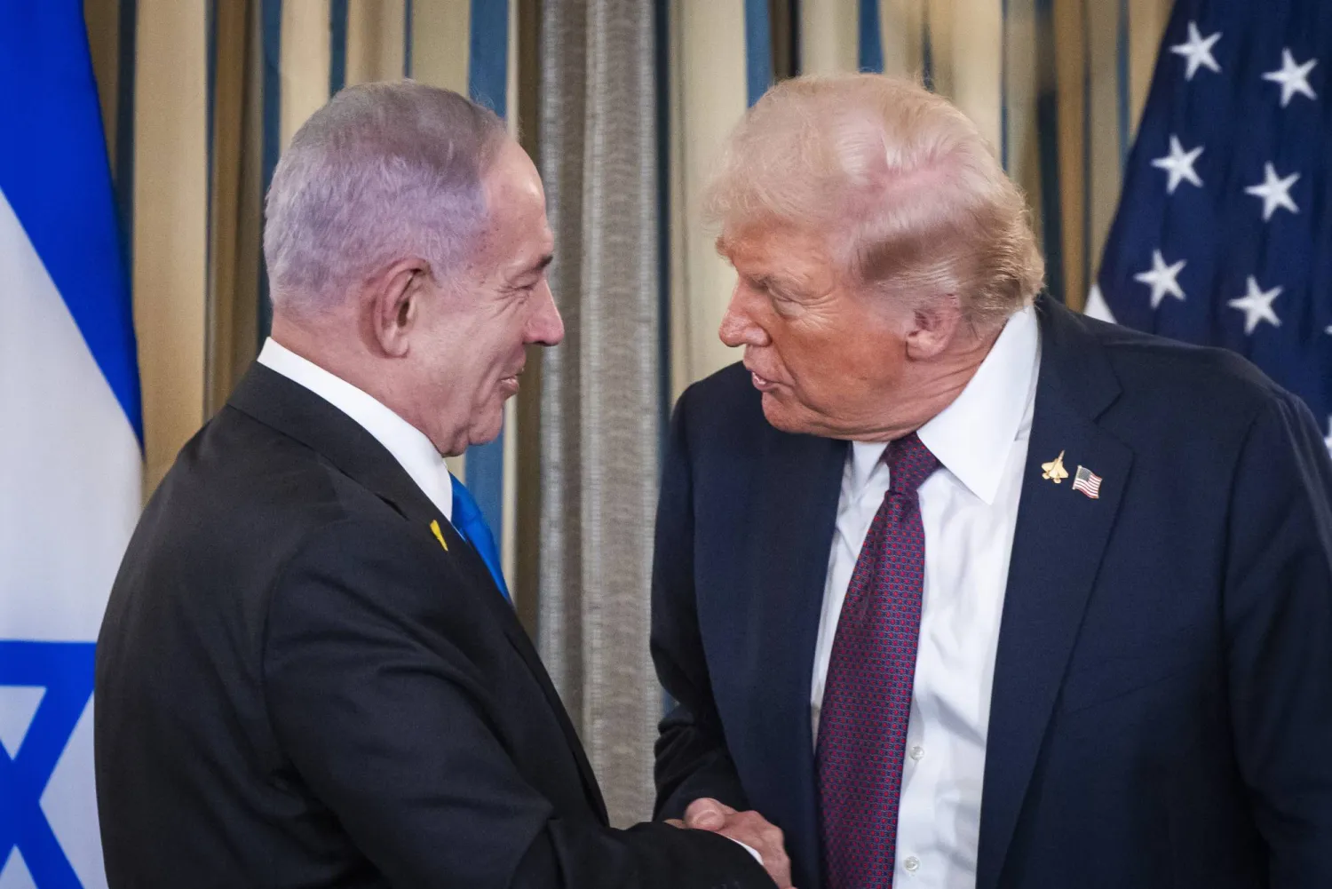 US President Donald Trump (R) shakes hands with Israeli Prime Minister Benjamin Netanyahu (L) after they spoke at a press conference in the State Dining Room of the White House in Washington, DC, USA, 29 September 2025. (EPA)