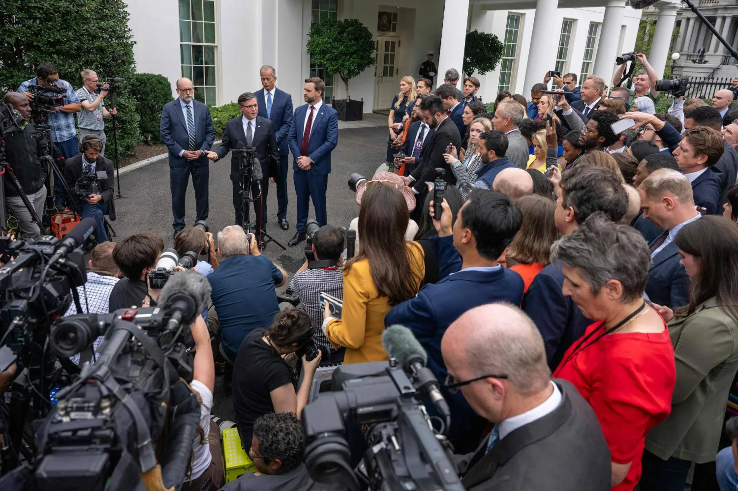 رئيس مجلس النواب مايك جونسون يتحدث مع نائب الرئيس جيه دي فانس وزعيم الأغلبية جون ثون ومدير مكتب الإدارة والموازنة روس فوغت خارج البيت الأبيض (أ.ف.ب)