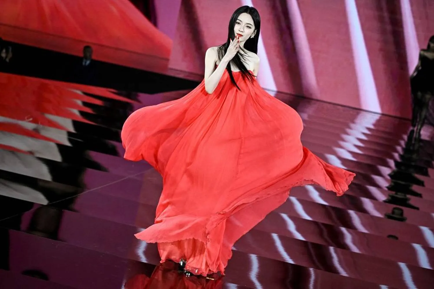 Chinese actress Ye Zhou presents a creation for L'Oreal Paris show "Liberte, Egalite, Sororite" (Liberty, Equality, Sisterhood), as part of the Paris Fashion Week Women Ready-to-wear Spring-Summer 2026 collection at the Hotel de Ville, in Paris on September 29, 2025. (AFP)
