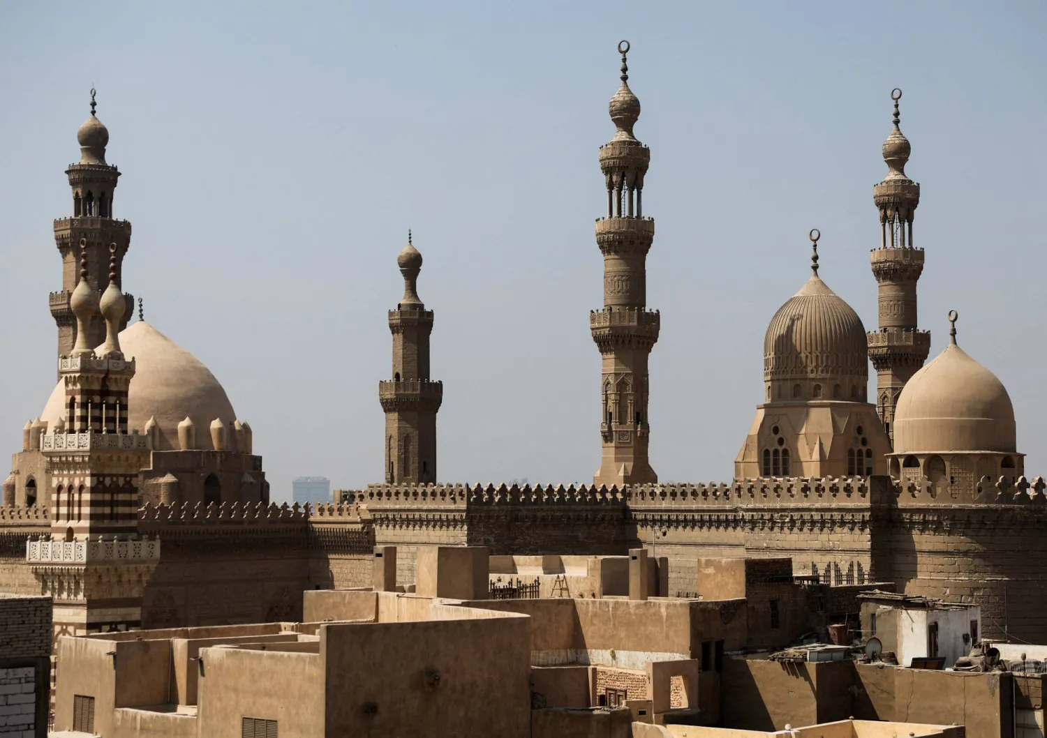 جانب من «القاهرة القديمة» في وسط العاصمة المصرية (رويترز)