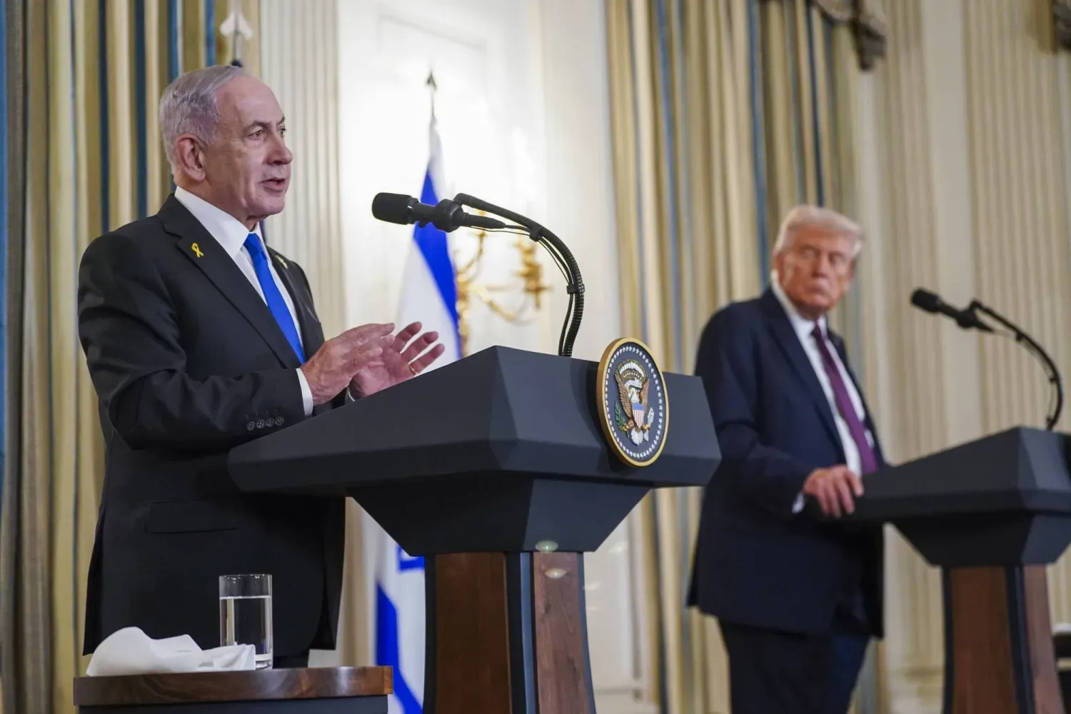 İsrail Başbakanı Binyamin Netanyahu, dün Beyaz Saray'da ABD Başkanı Donald Trump ile düzenlediği ortak basın toplantısında konuşuyor. (EPA)