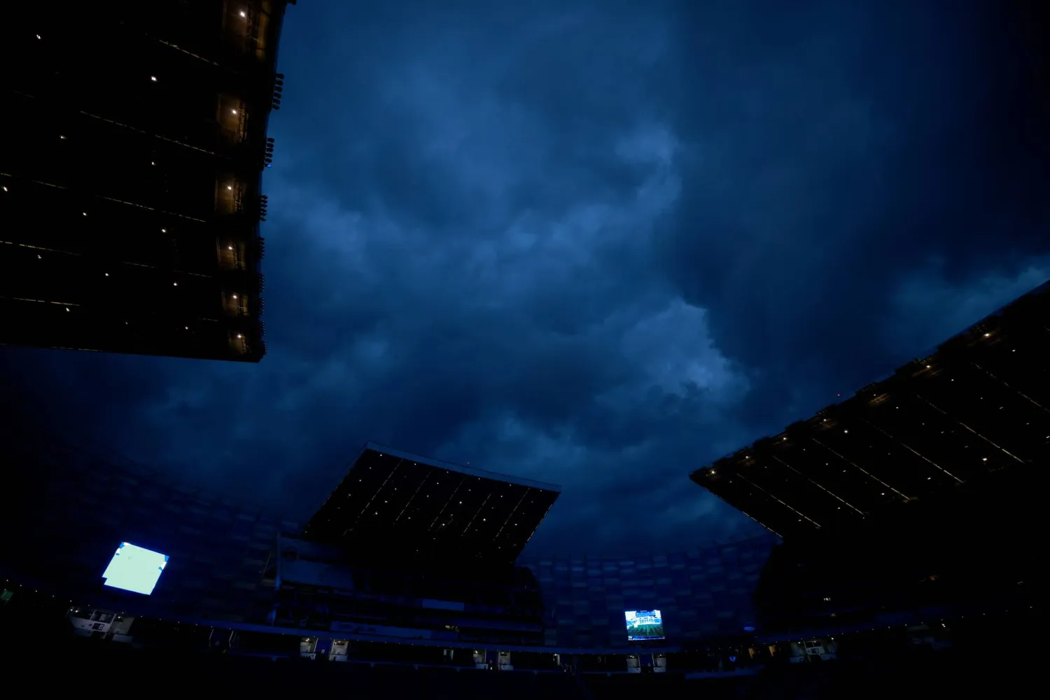 أجواء غوادالاخارا ملبّدة بالسحب السوداء فوق الملاعب (رويترز)