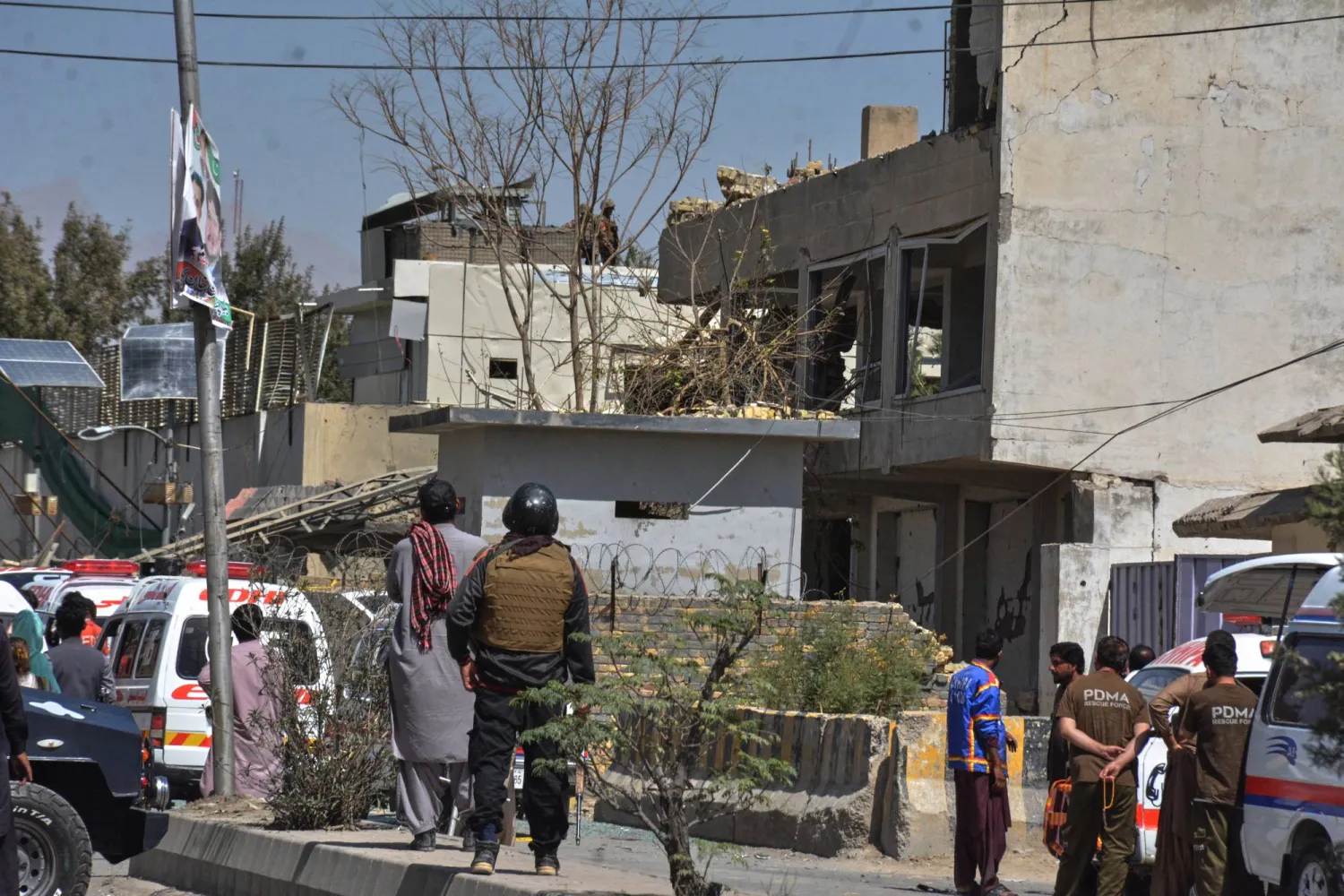 مسؤولون أمنيون وعمال إنقاذ يتجمعون في موقع تفجير سيارة مفخخة قوي في كويتا بباكستان -الثلاثاء 30 سبتمبر 2025 (أ.ب)