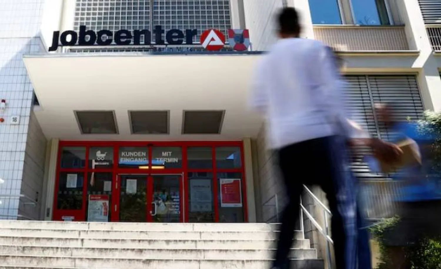 مدخل أحد مكاتب التوظيف في برلين (رويترز)