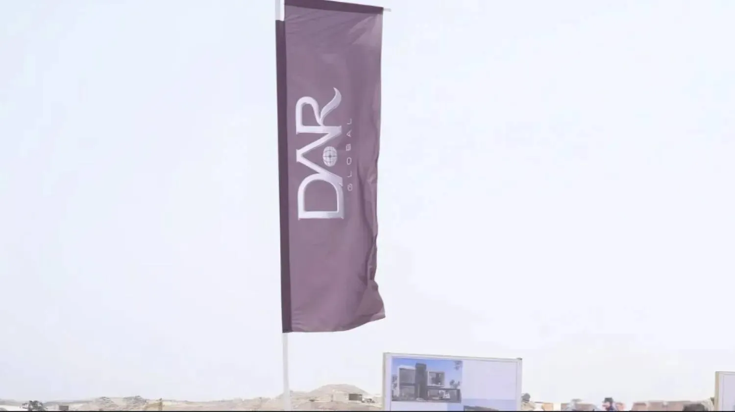 شعار شركة «دار غلوبال» في أحد مشاريعها (الشرق الأوسط)