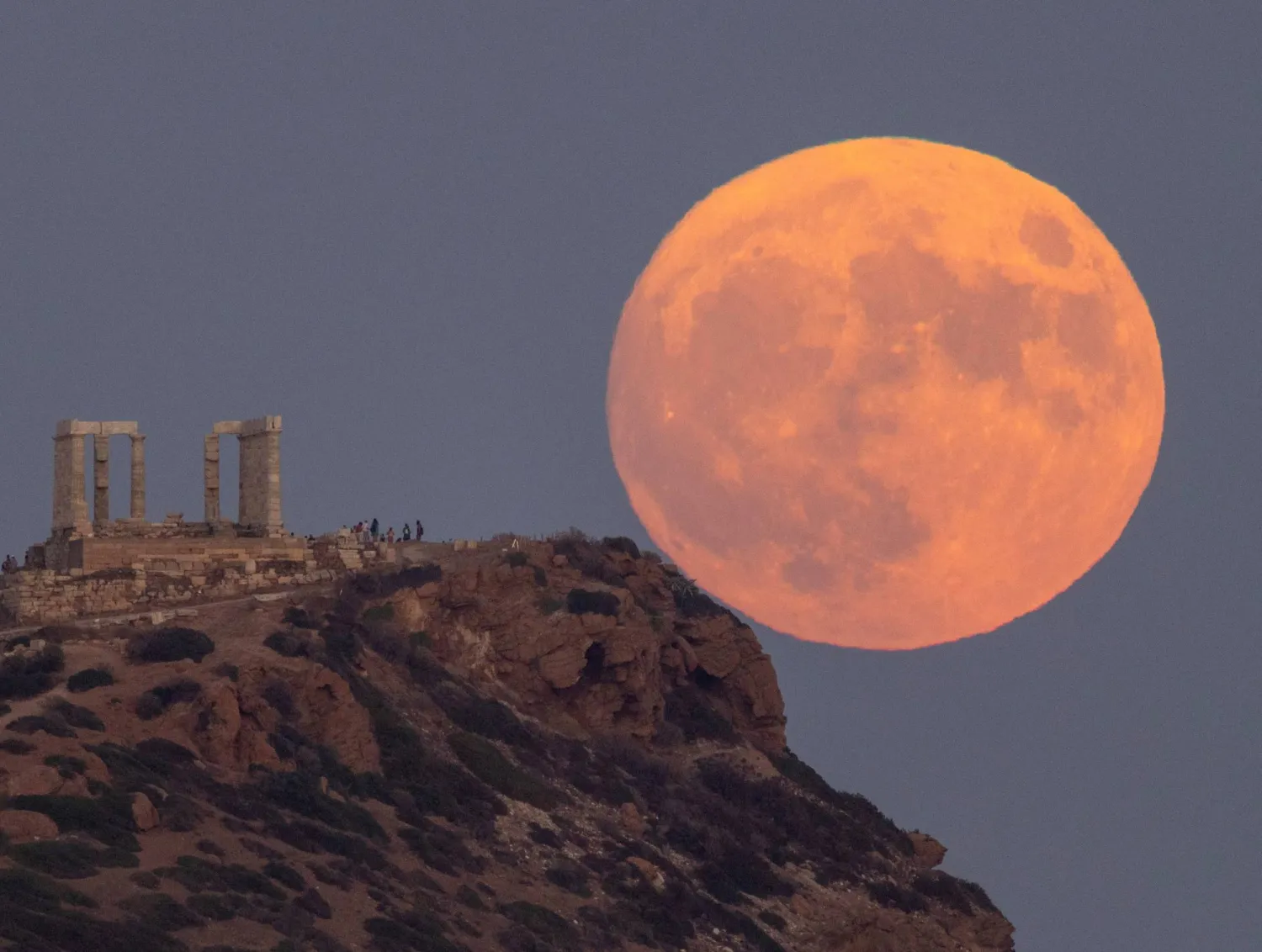 وهم بصري يجعل القمر أكبر حجماً (رويترز)