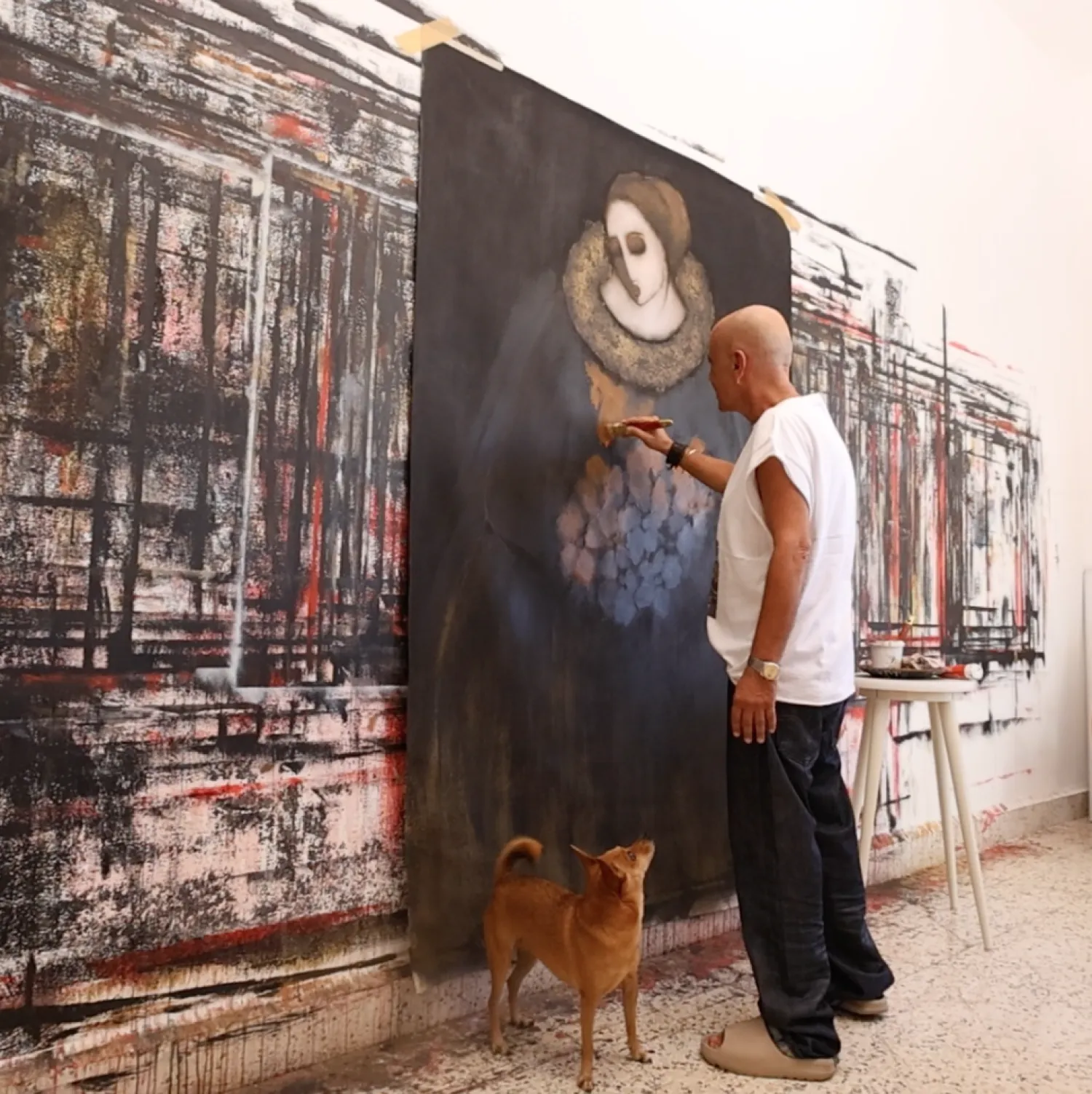 شخصيات لوحاته تعبير عن أقمار من النساء والرجال (غاليري آرت أون 56)

