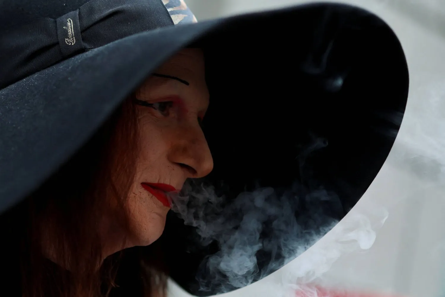 يعد التدخين أحد أبرز العوامل التي تؤدي إلى النوبة القلبية أو السكتة الدماغية (رويترز)