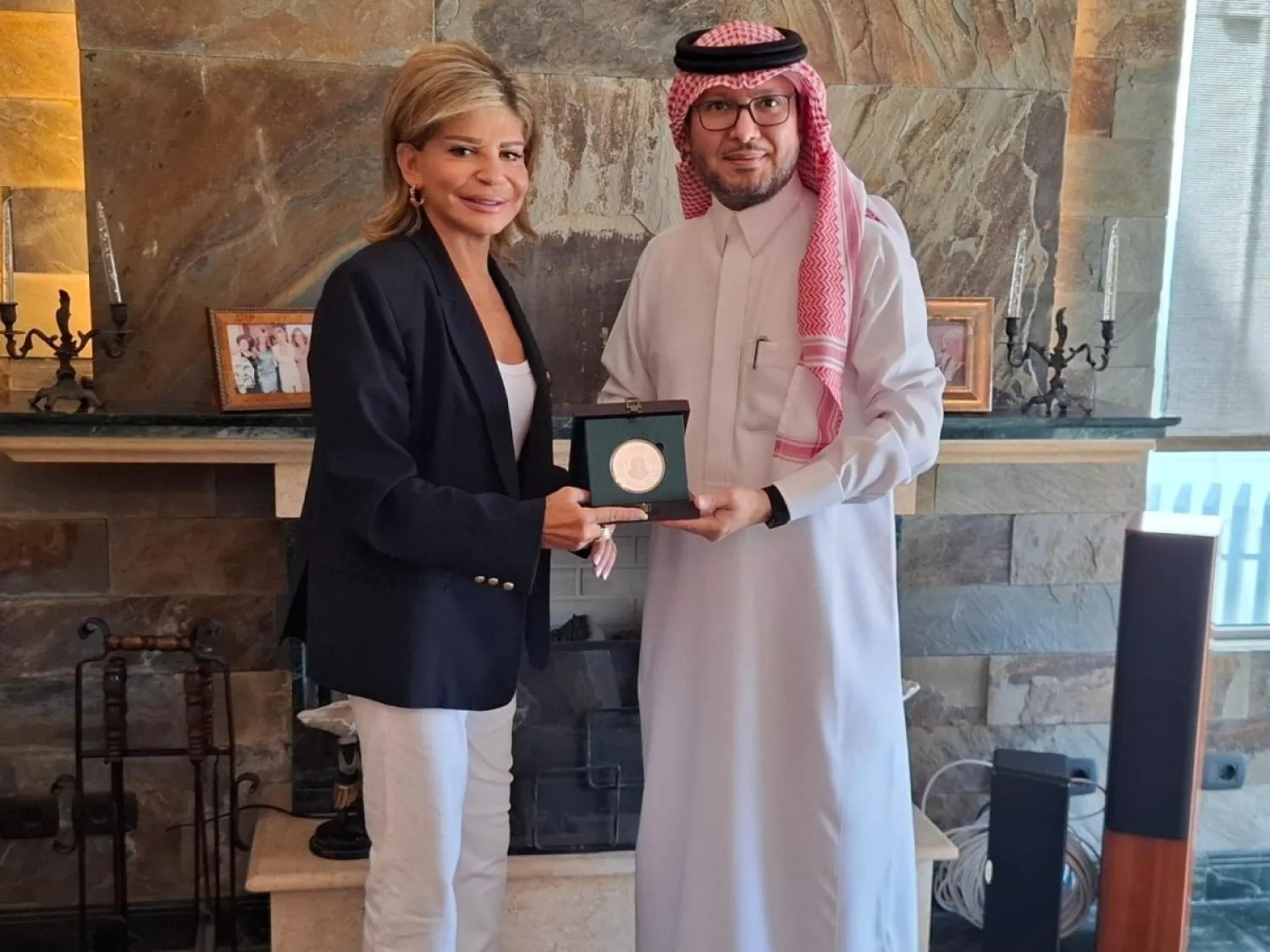 السفير وليد بخاري مُكرِّماً الوزيرة اللبنانية السابقة مي شدياق (الشرق الأوسط)