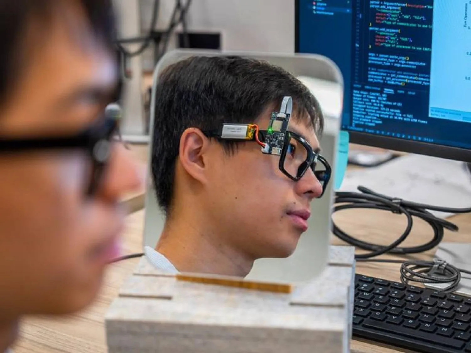 الابتكار يحول النظارات العادية لجهاز ذكي يراقب الحالة الصحية (جامعة بنسلفانيا)