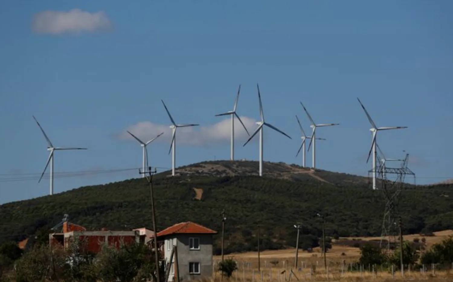 Wind turbines used to generate electricity are seen near the town of Susurluk in Balikesir province, Türkiye, August 31, 2017. REUTERS/Murad Sezer 