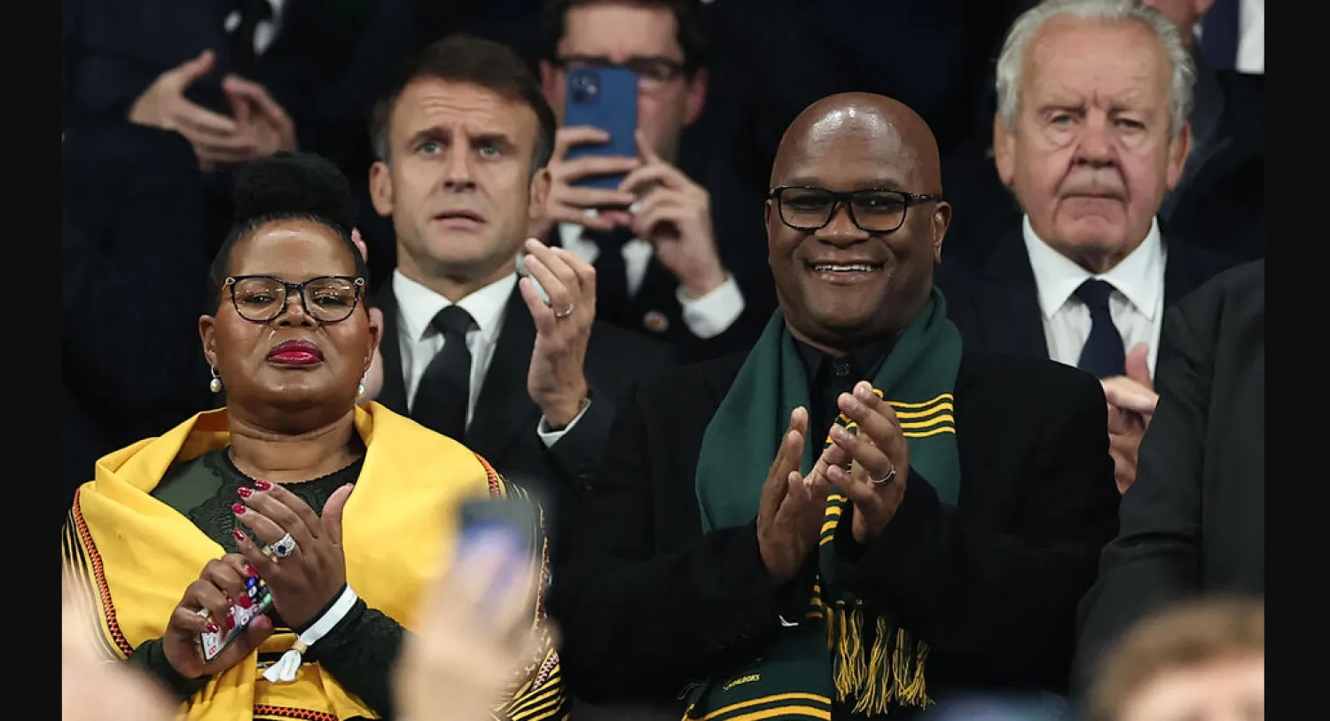 سفير جنوب أفريقيا لدى فرنسا نكوسيناثي إيمانويل مثيثوا (يمين) يظهر أمام الرئيس الفرنسي إيمانويل ماكرون (أ.ف.ب)