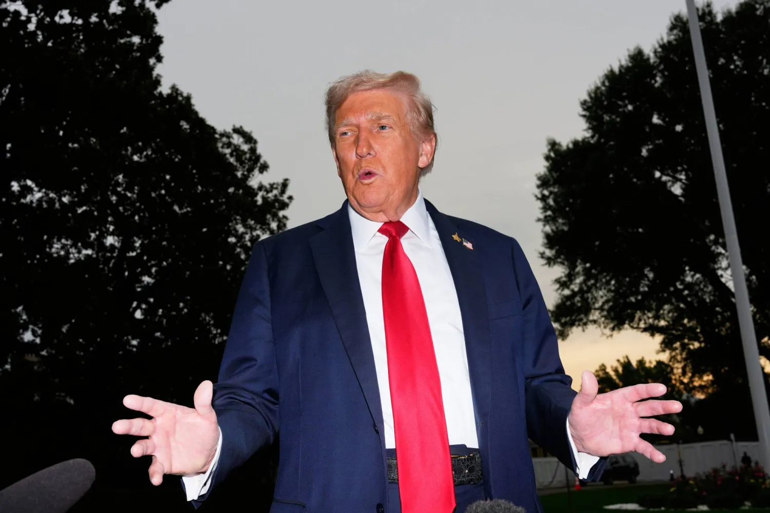 الرئيس الأميركي دونالد ترمب يتحدث الى الصحفيين قبل مغادرة البيت الأبيض (أ.ب)