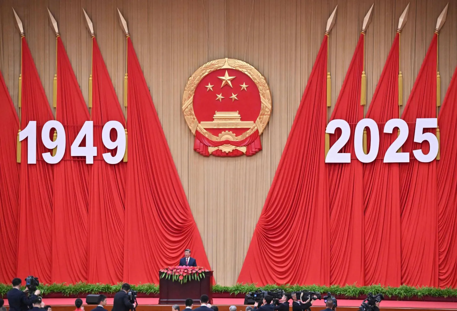 الرئيس الصيني شي جينبينغ يتحدث في قاعة الشعب الكبرى ليلة اليوم الوطني (أ.ف.ب)