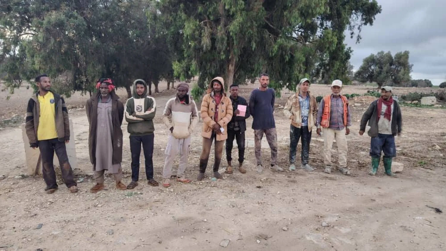 مهاجرون غير نظاميين تم ضبطهم في مدينة القبة بشرق ليبيا «لمخالفتهم شروط الإقامة» (جهاز الهجرة غير المشروعة)