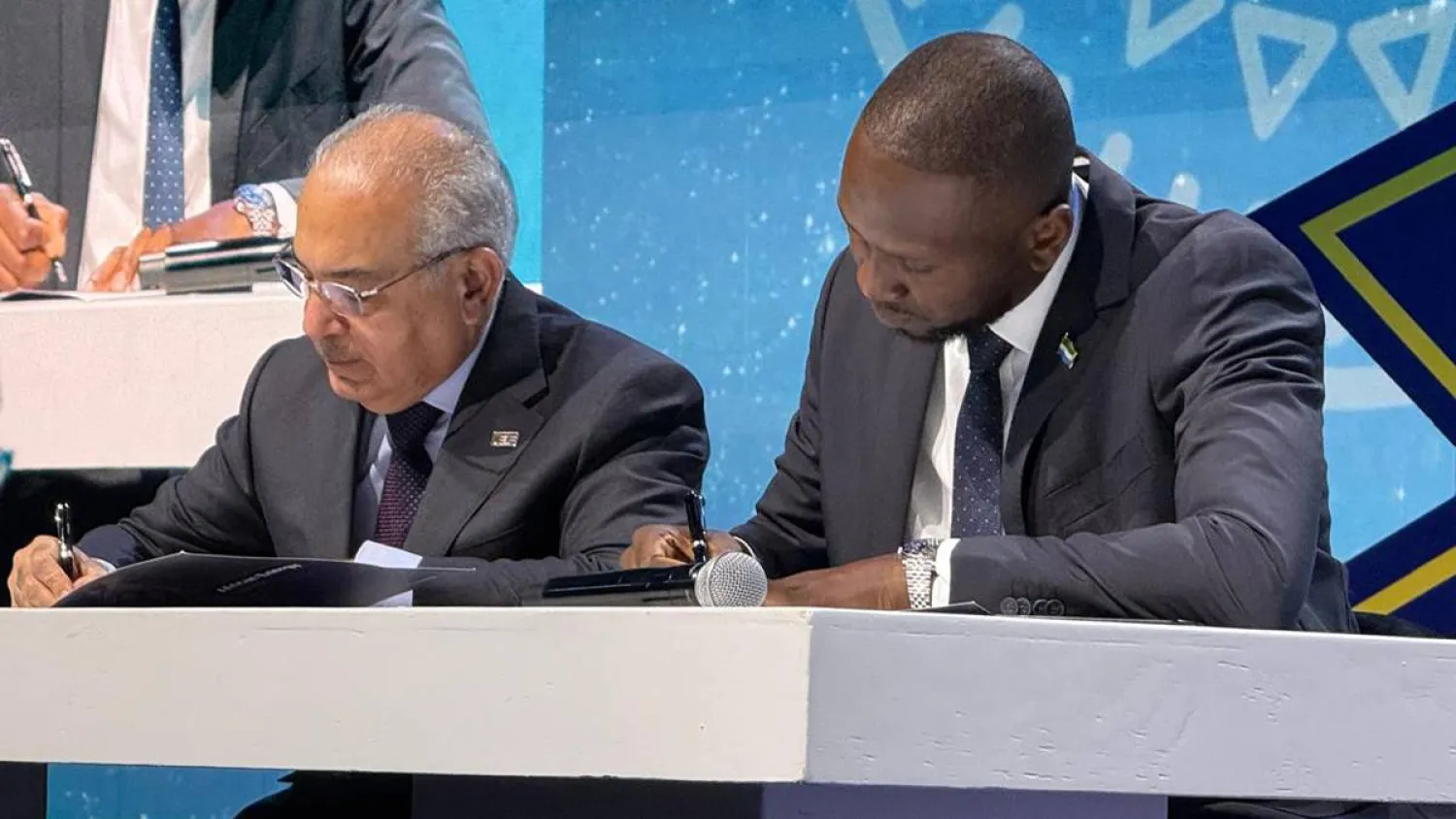 الشيراوي ومانساراي خلال توقيع اتفاقية انضمام سيراليون إلى منتدى الطاقة الدولي (إكس)