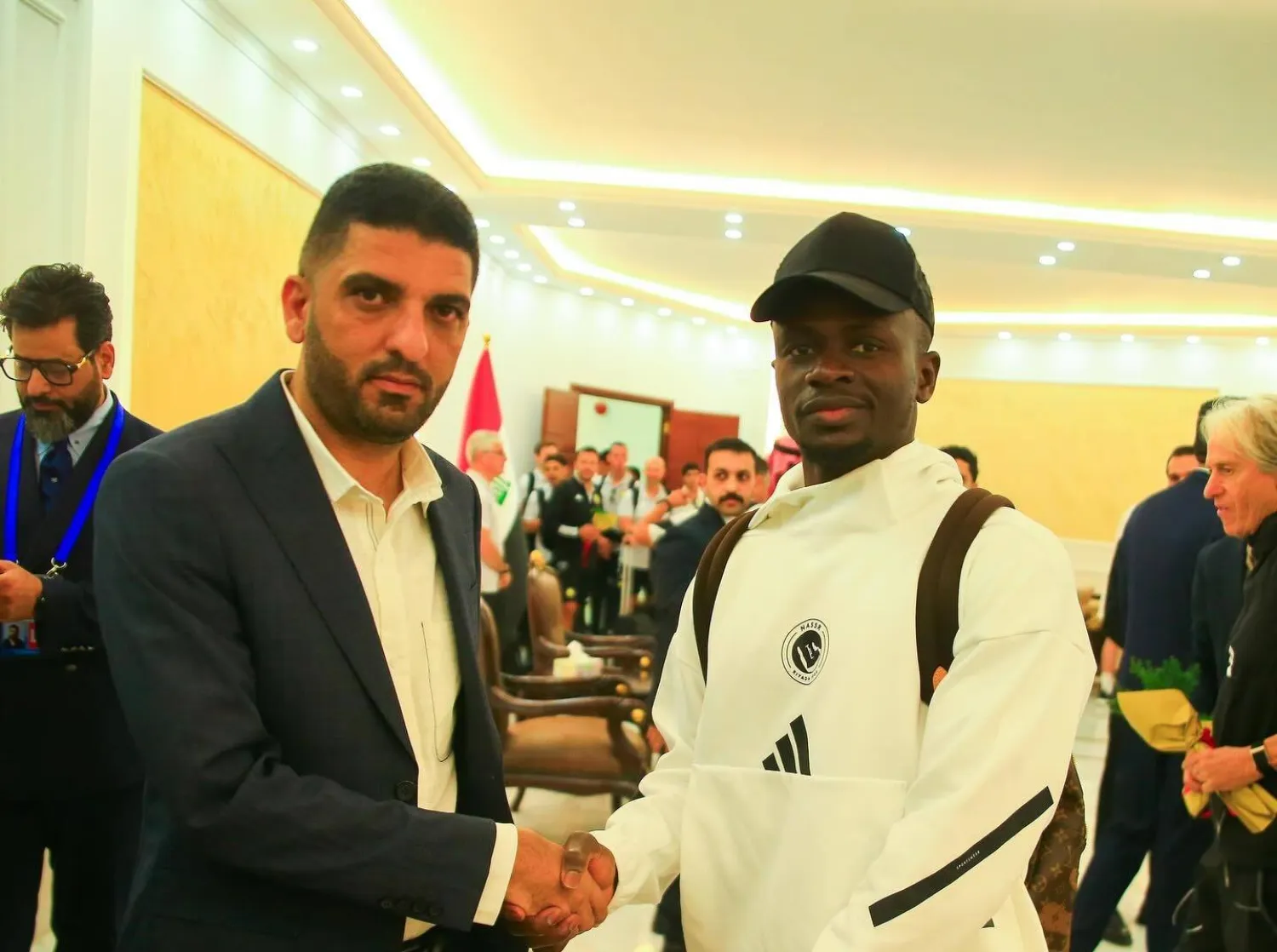 ساديو ماني برفقة بعثة النصر (نادي الزوراء)