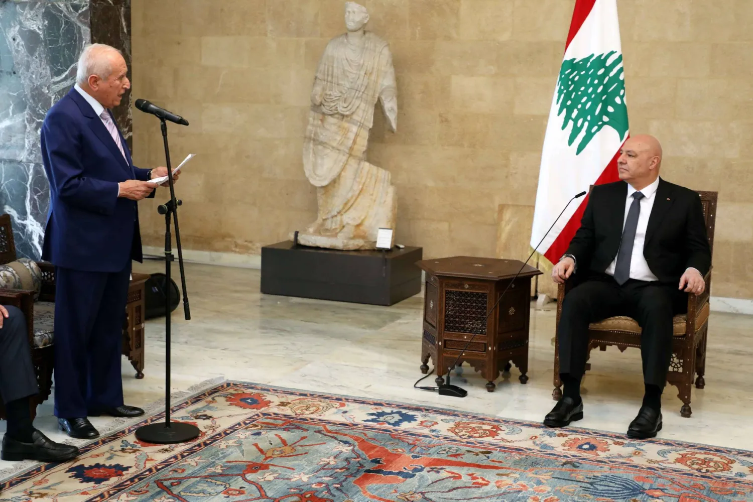 رئيس «مجلس الأعمال اللبناني - السعودي» رؤوف أبو زكي أمام الرئيس عون في مايو الماضي (أرشيفية - الرئاسة اللبنانية)