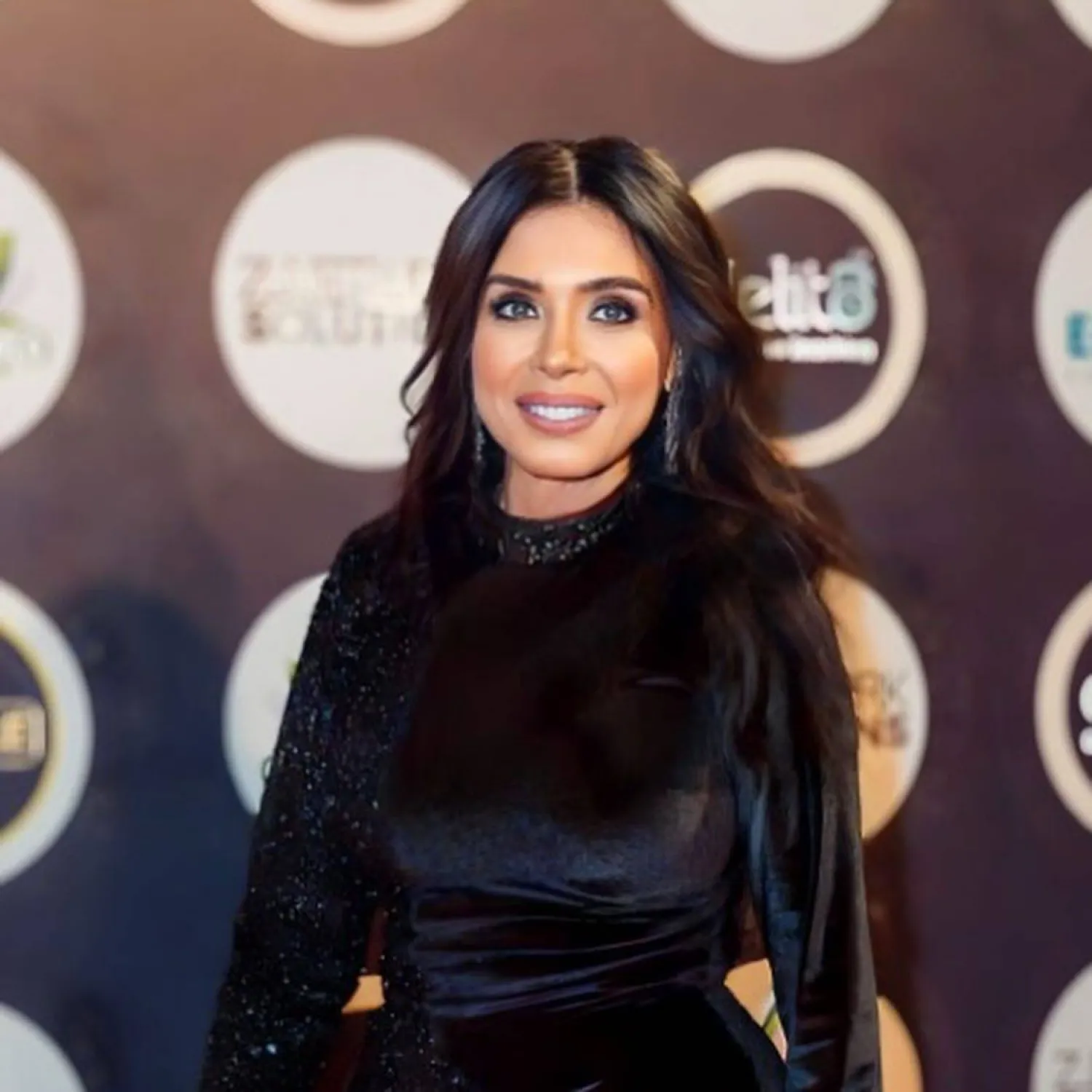 دينا تفتتح مدرسة للرقص (حسابها على «فيسبوك»)