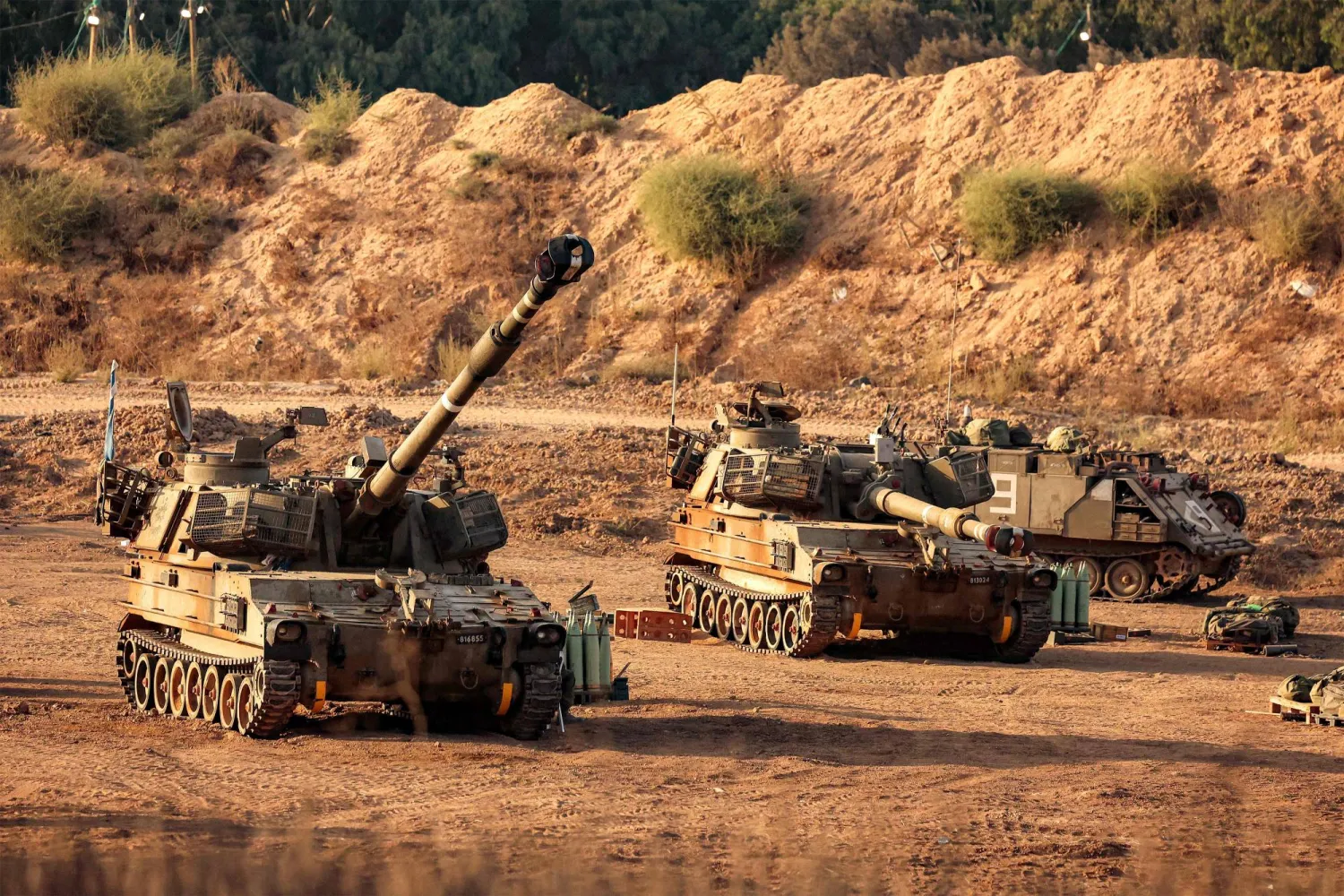 دبابات إسرائيلية تظهر على طول الحدود مع قطاع غزة في جنوب إسرائيل (أ.ف.ب)