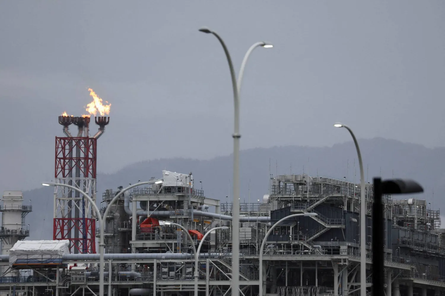 مدخنة غاز مشتعلة تابعة لشركة «إل إن جي كندا» فوق منشأة تصدير الغاز الطبيعي المسال على ساحل المحيط الهادئ الكندي (رويترز)