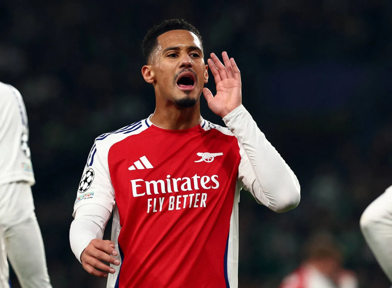 الفرنسي ويليام ساليبا مدافع آرسنال مدد عقده مع الفريق (رويترز)