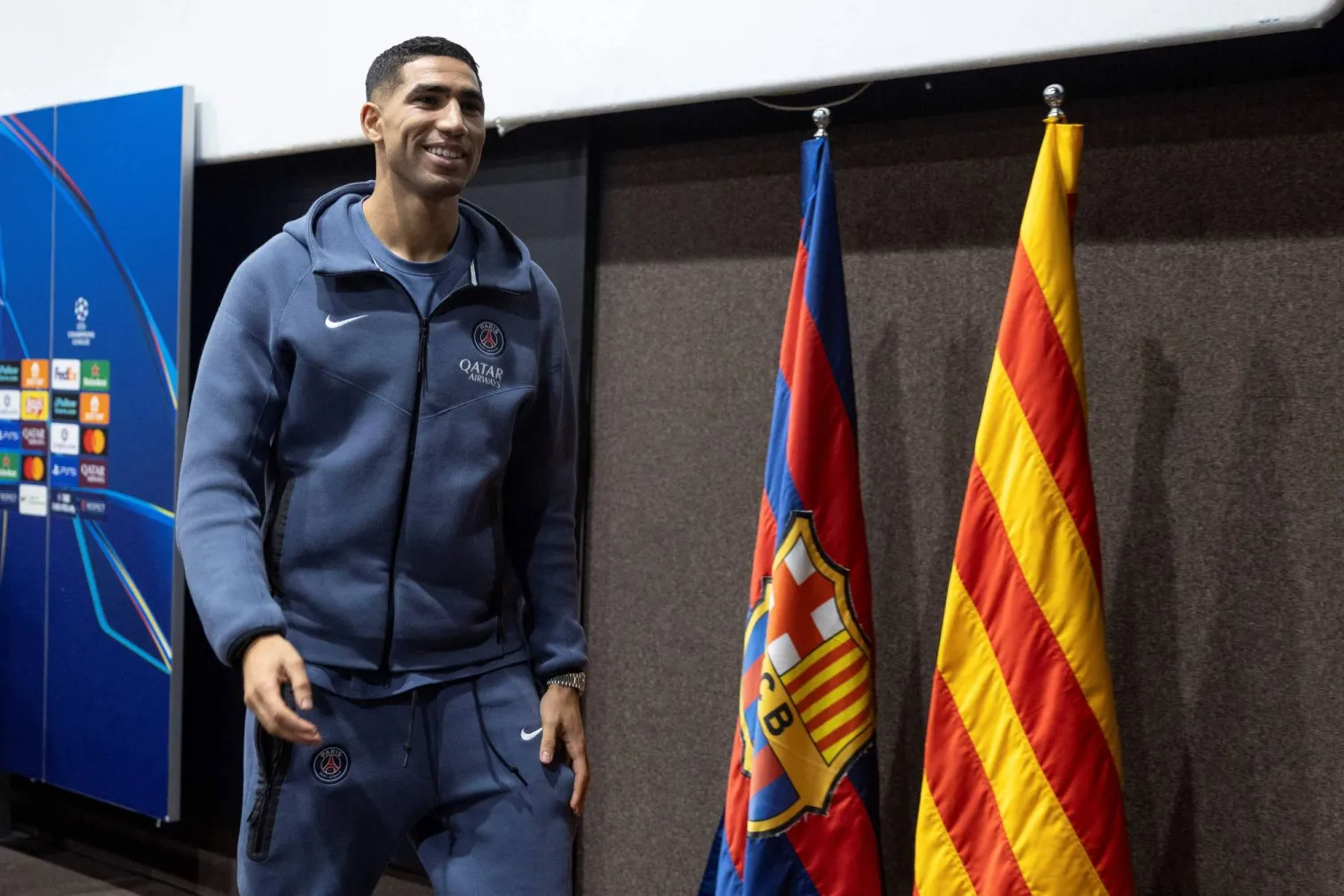 المغربي أشرف حكيمي مدافع باريس سان جيرمان في برشلونة (أ.ف.ب)