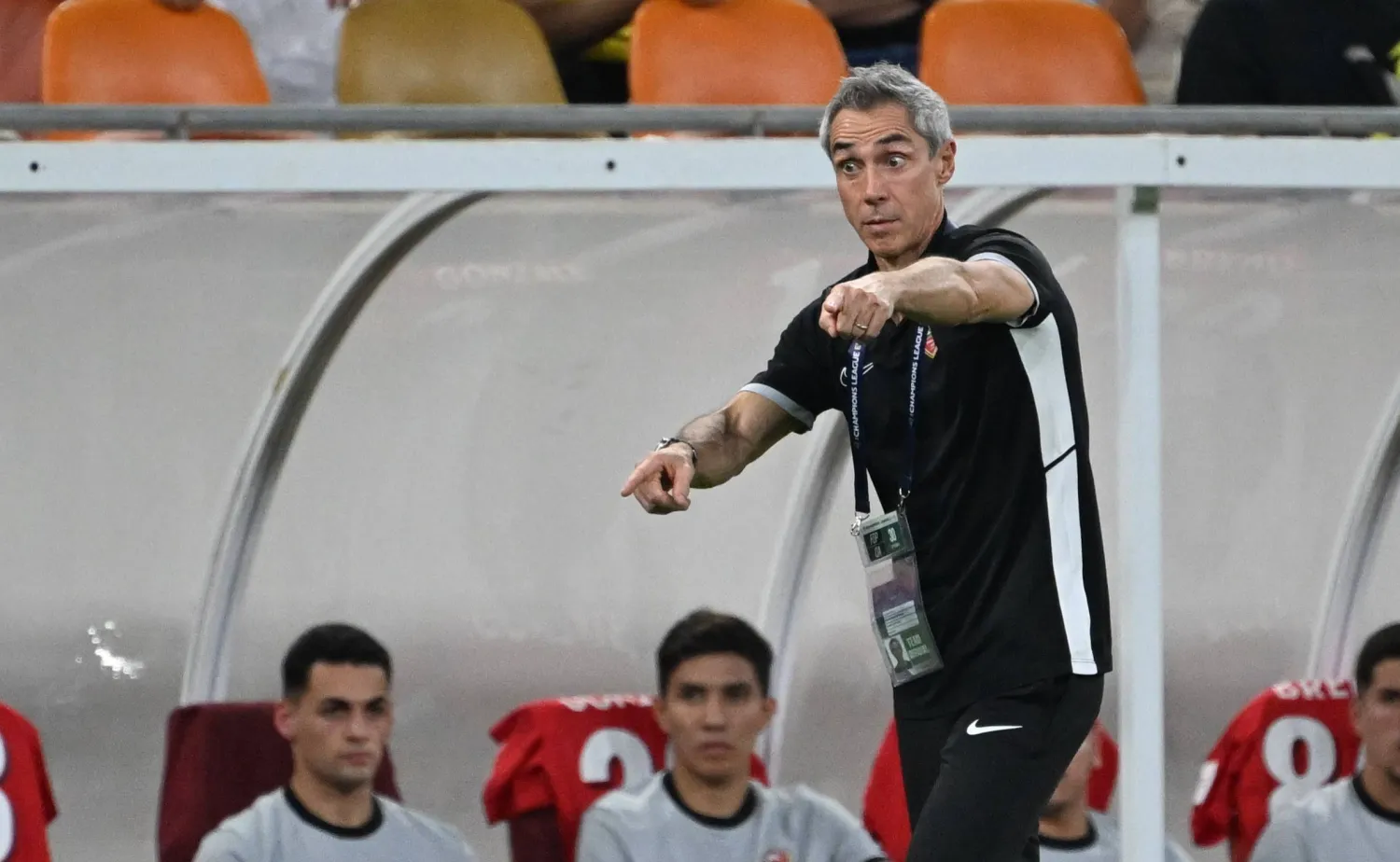 البرتغالي باولو سوزا، مدرب فريق شباب الأهلي الإماراتي (تصوير: علي خمج) 