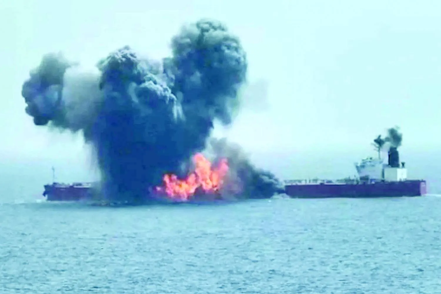 صورة وزعها الحوثيون لاستهداف إحدى السفن في البحر الأحمر بزورق مسيّر مفخخ (أرشيفية - أ.ف.ب)