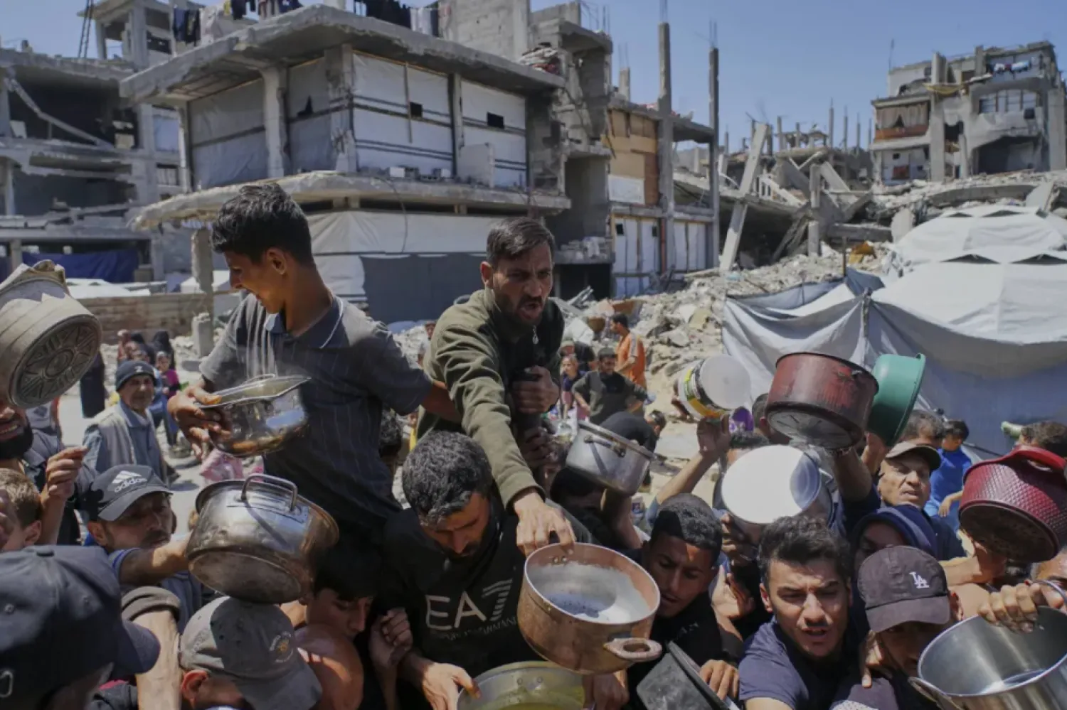 Gazze Şeridi'nin kuzeyindeki Beyt Lahiya'da yemek dağıtımı için bekleyen Filistinliler, 29 Nisan 2025. (AP)