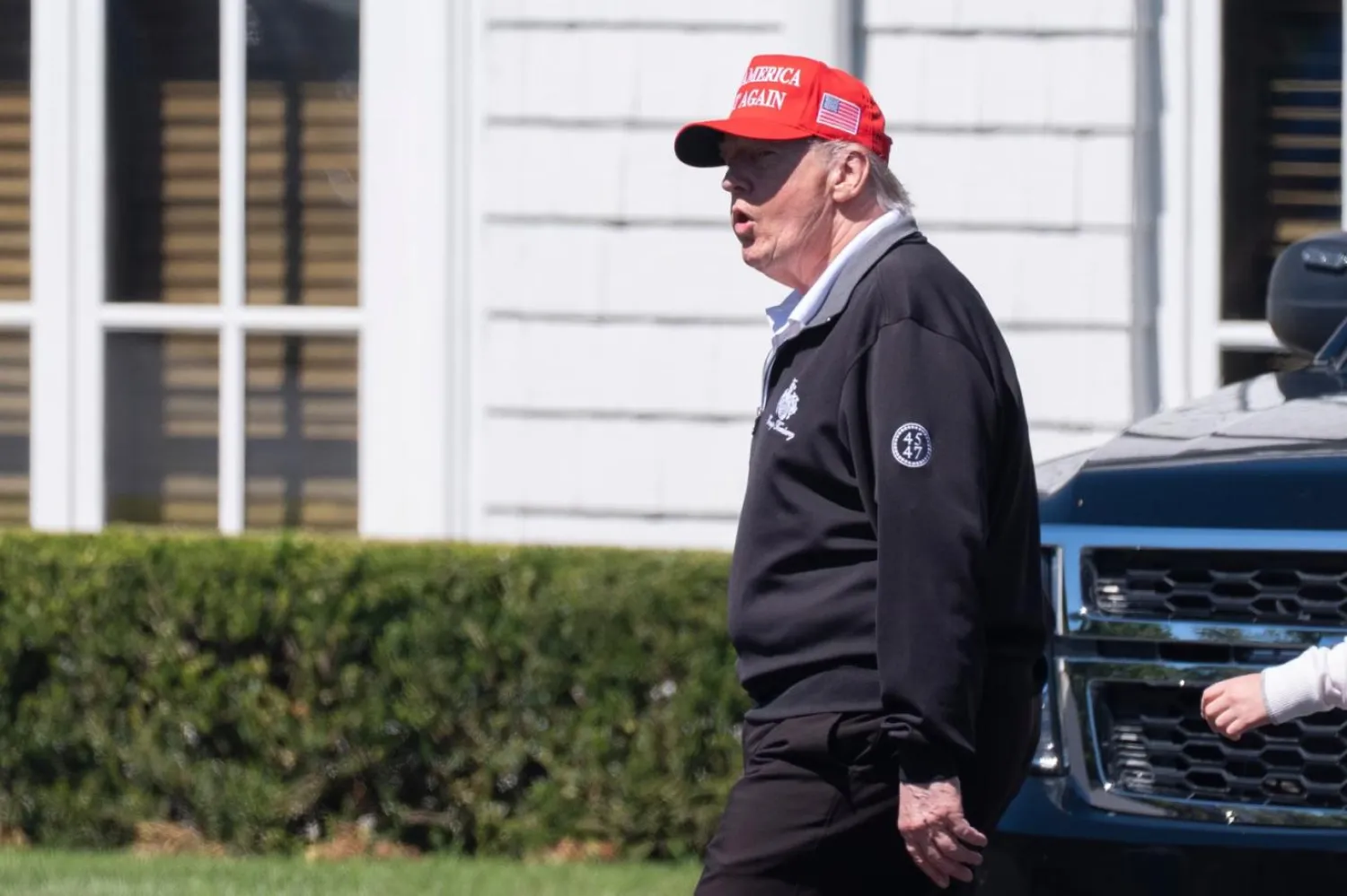 Trump, cumartesi günü Virginia'daki golf sahasına giderken fotoğraflanmasının ardından sağlığıyla ilgili spekülasyonlara son noktayı koydu (AP)