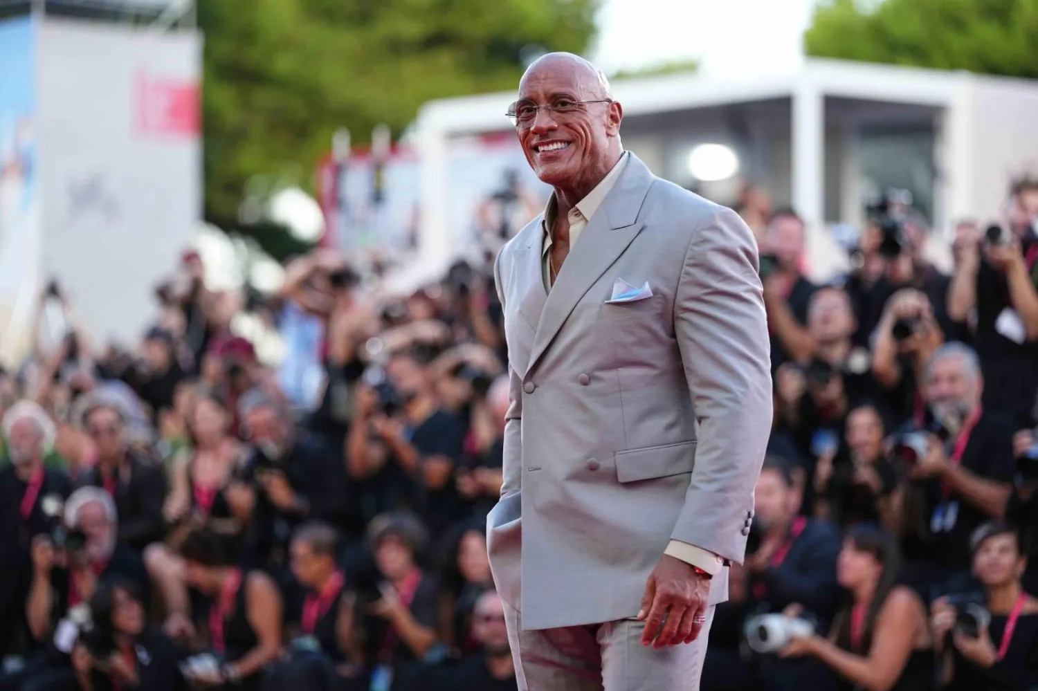 Dwayne Johnson, geçen yaz güreş dramasının çekimleri sırasında sağ dirseğinden sakatlanmıştı (A24)