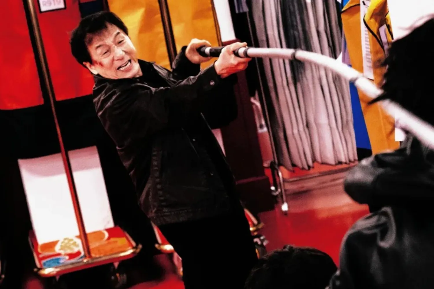Jackie Chan rol aldığı tehlikeli sahneler, akrobatik dövüş stili, mizahi yönü ve doğaçlama silah kullanımıyla tanınıyor (Golden Network Asia)